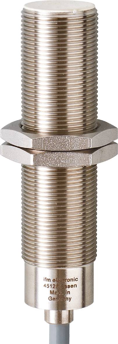 Primo piano di un tubo filettato metallico argentato con due dadi.