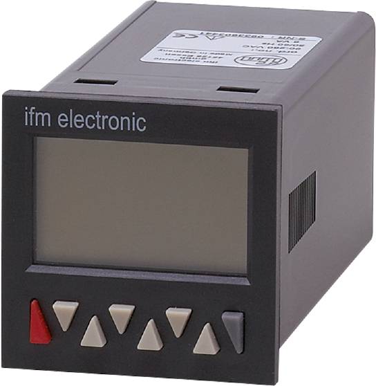 Un monitor display digitale di 'ifm electronic' con cinque tasti sotto lo schermo, progettato per applicazioni industriali.