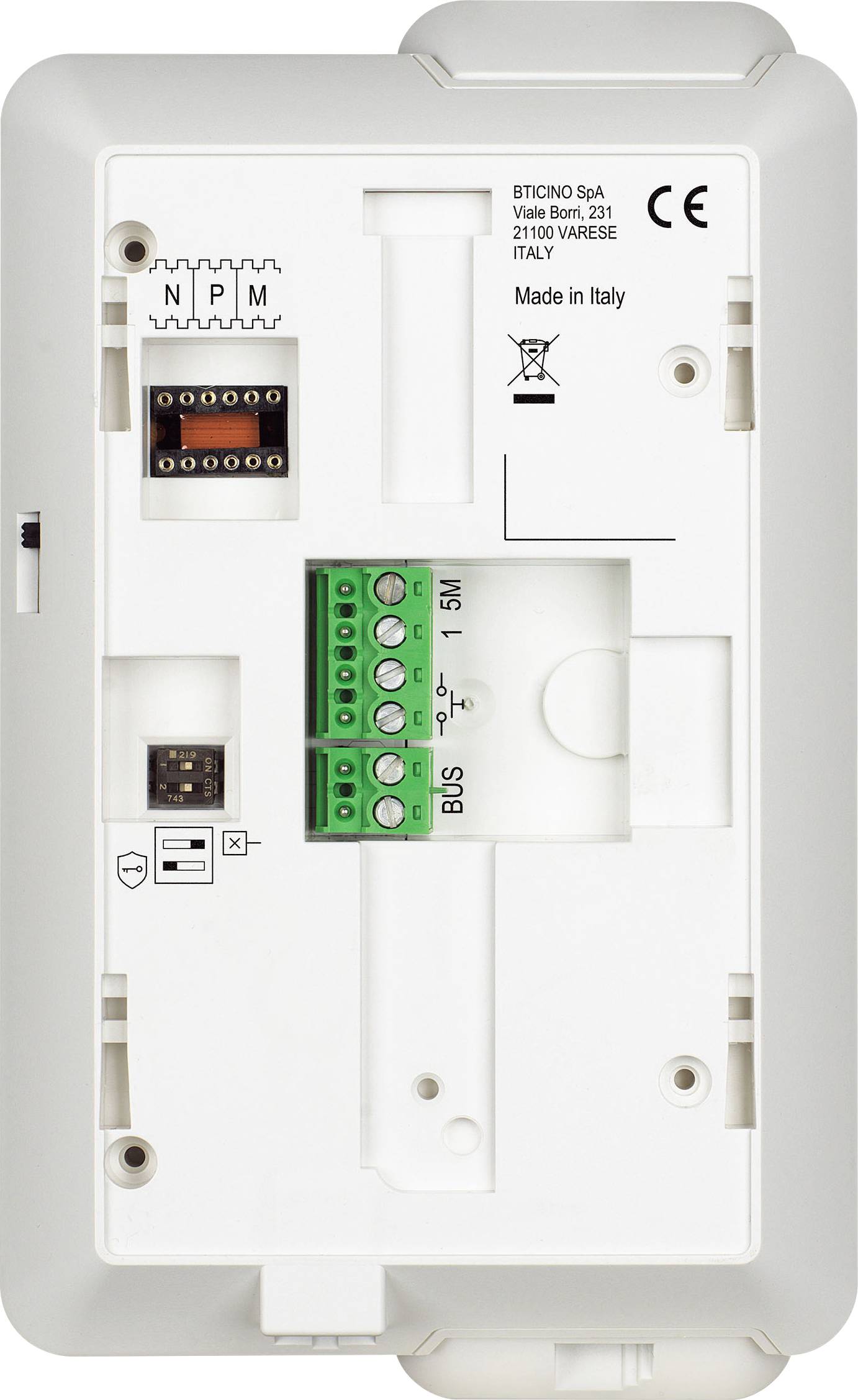 Un dispositivo elettrico bianco con più connessioni e etichette, fabbricato in Italia. Sono visibili le informazioni sulla marca e sul modello.