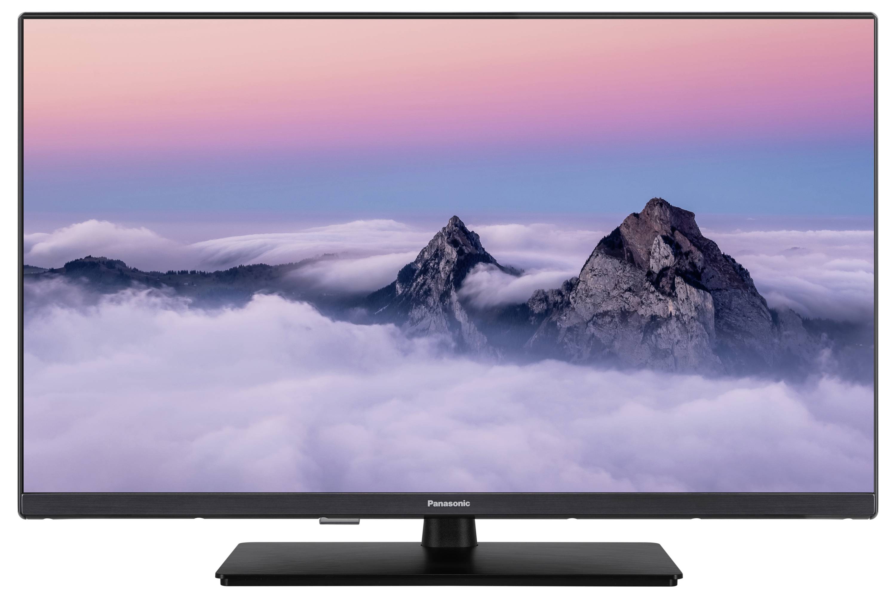 Un televisore a schermo piatto mostra un panorama di un paesaggio montuoso con vette coperte di nuvole sotto un cielo rosa e blu.