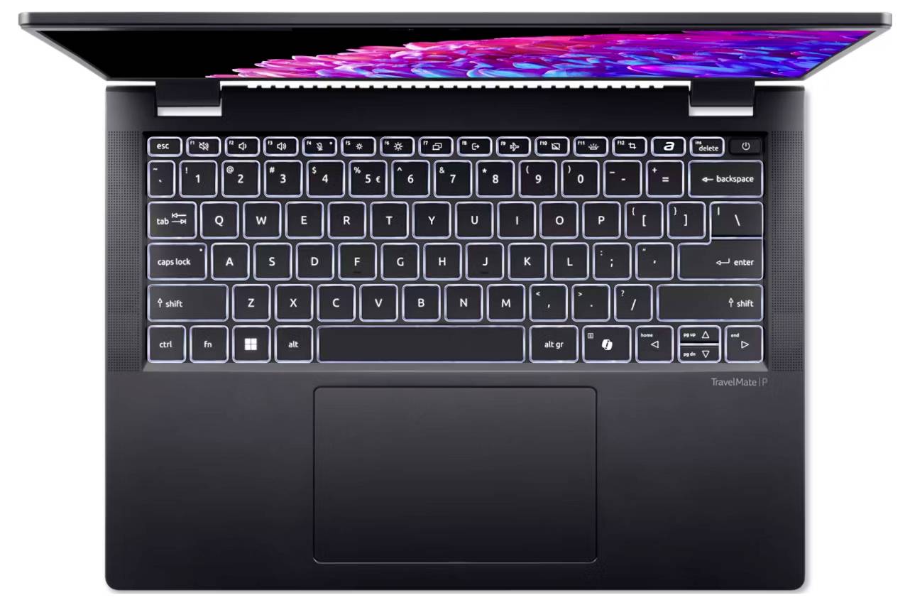 Un laptop aperto con tastiera retroilluminata e parziale vista dello schermo. I tasti hanno un layout qwerty.