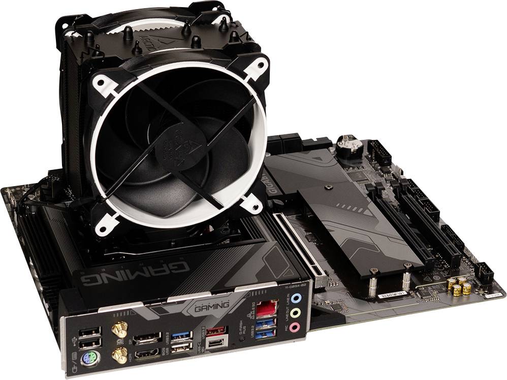 Una scheda madre con un grande dissipatore di calore per CPU. Porte visibili: porte USB, connettori audio e slot video.