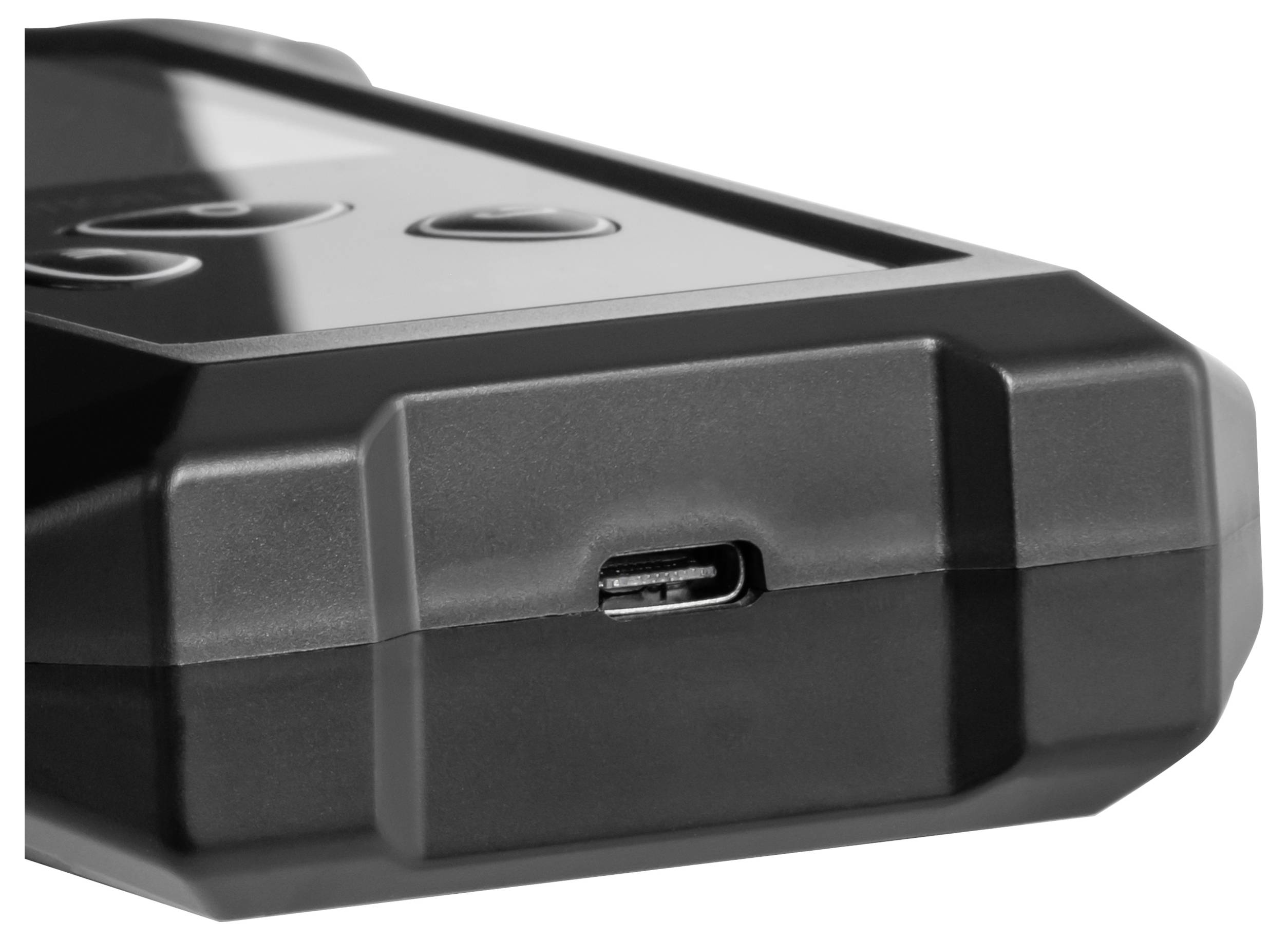 Dispositivo elettronico nero con tasti e porta USB, parzialmente visibile.