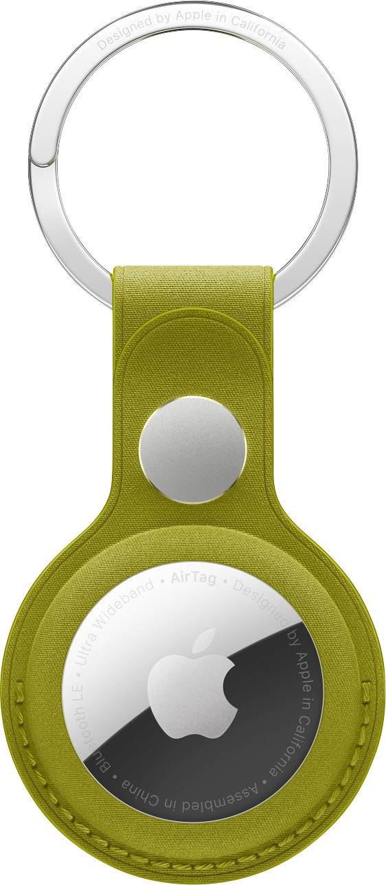 'Un Apple AirTag in un supporto giallo. L'AirTag mostra un logo Apple e un bordo argentato con incisione.'