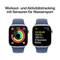 Due smartwatch con cinturini blu. A sinistra sono visibili gli anelli delle attività, a destra i dati degli sport acquatici: 39 min., 152 kcal, 37 vasche, 925 m. Testo in alto descrive la funzione di tracciamento.