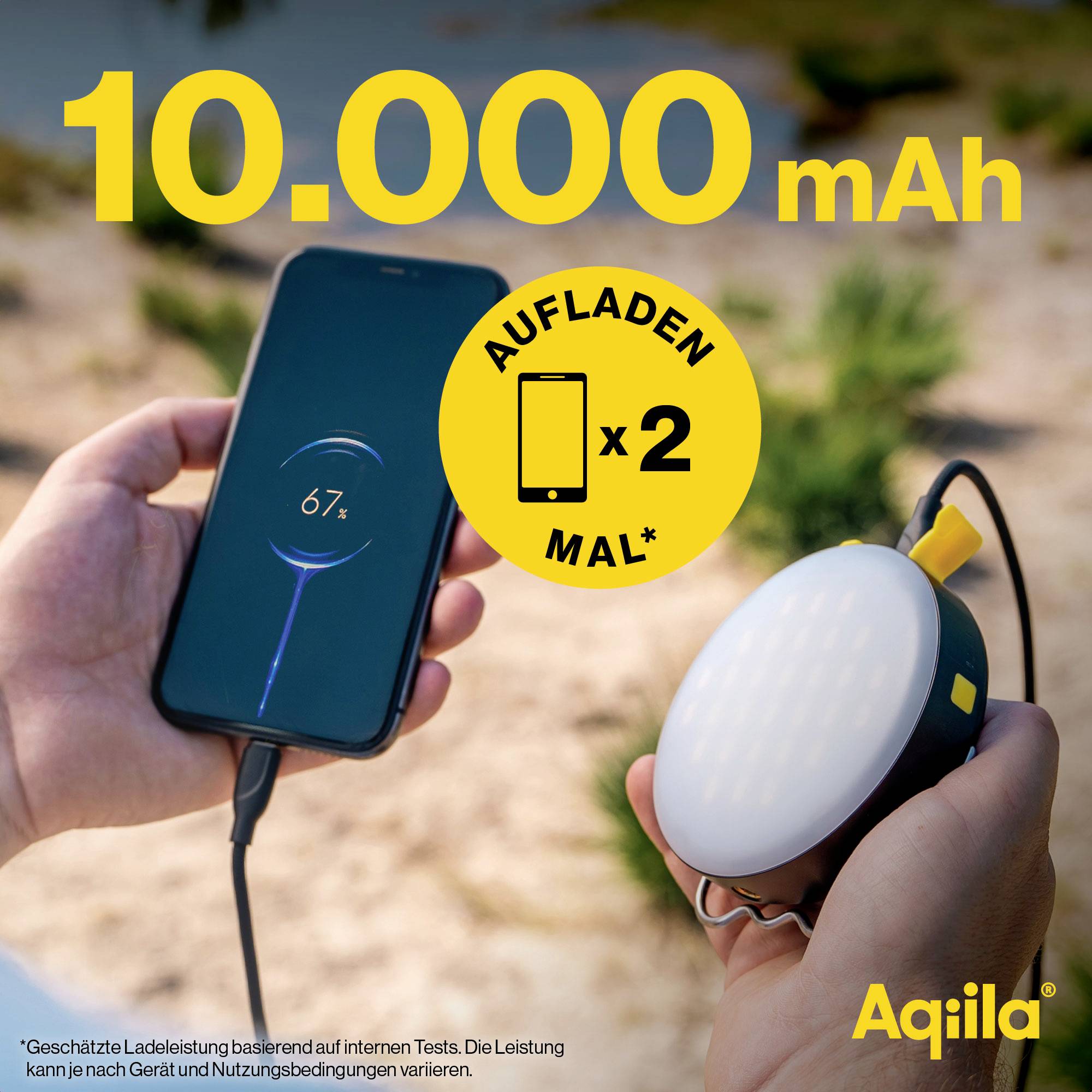 Mano che tiene uno smartphone con il 67% di carica della batteria, collegato a un caricabatterie rotondo di Aqiiila. Testo: '10.000 mAh', 'RICARICA x2'.