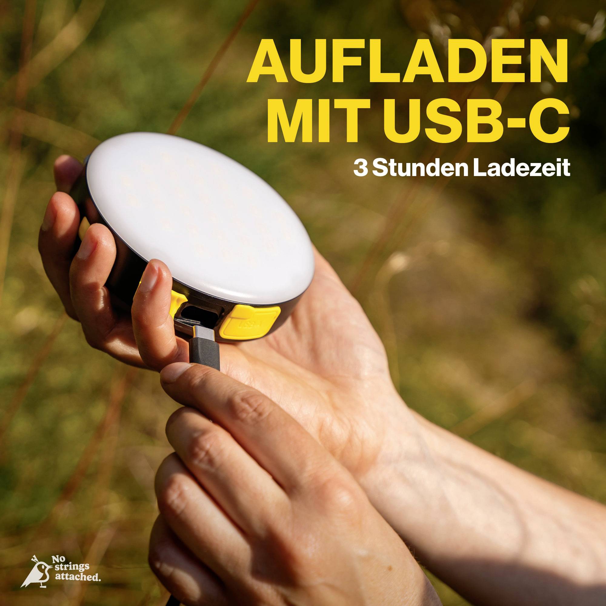 Una persona tiene un dispositivo rotondo che viene caricato con un cavo USB-C. Testo: 'Ricarica tramite USB-C, tempo di ricarica 3 ore'.