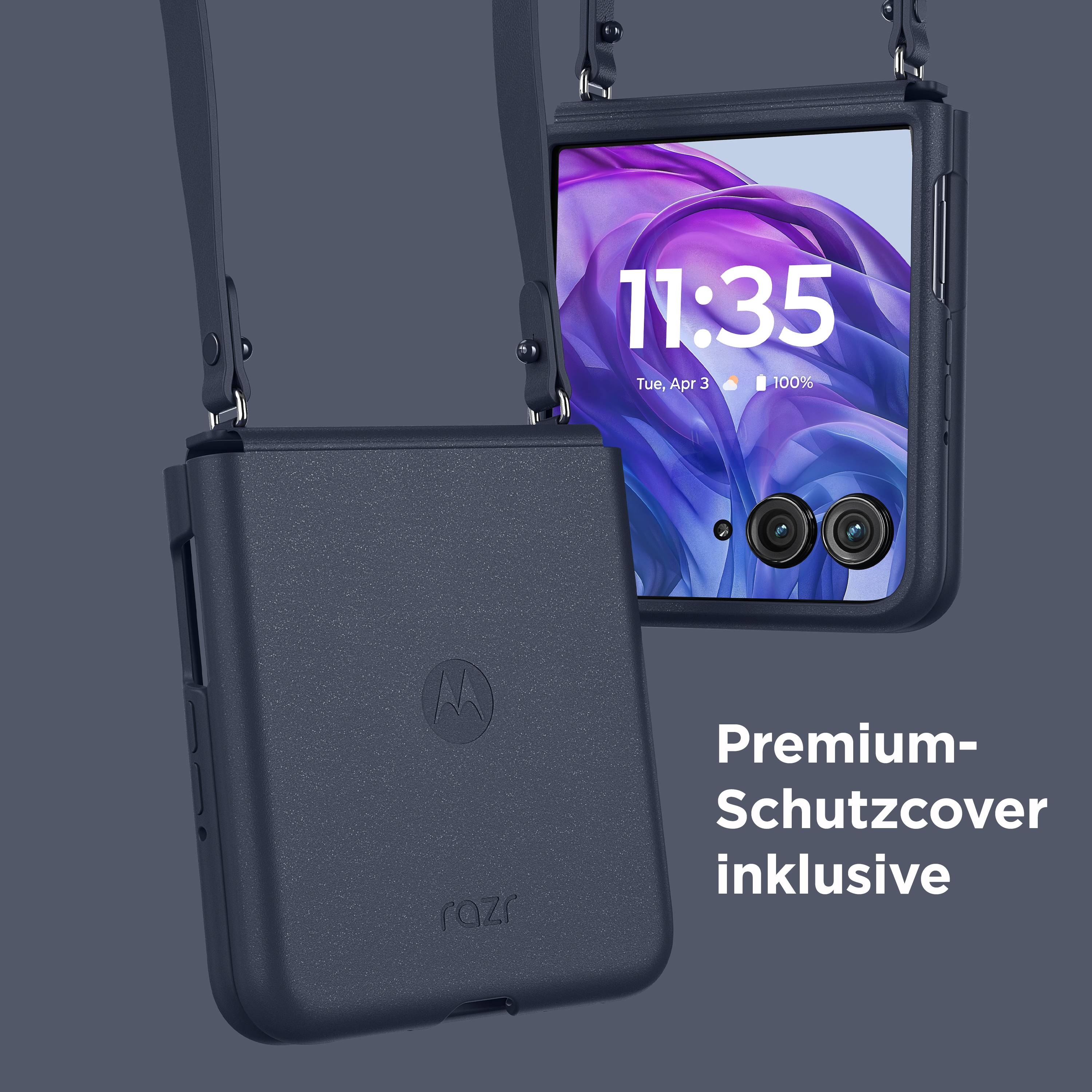 Smartphone nero, parzialmente inserito in una custodia, display che mostra data e ora. Testo: 'Custodia protettiva premium inclusa'.