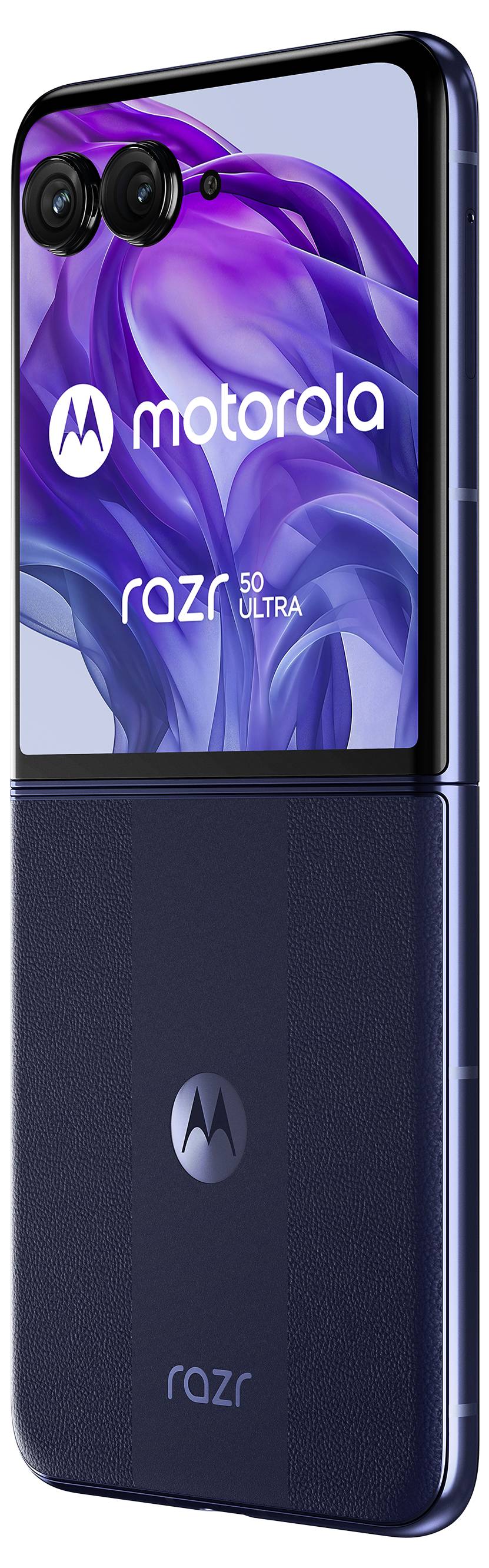 Smartphone 'Motorola razr 50 ultra' con design pieghevole; il display esterno mostra un colore blu scuro, un logo distintivo e una grafica astratta viola.