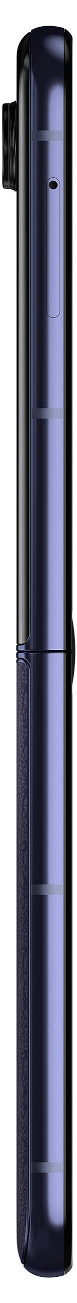 Una penna stilografica blu scuro con superficie lucida e punta d'argento, disposta verticalmente, con clip sul cappuccio.