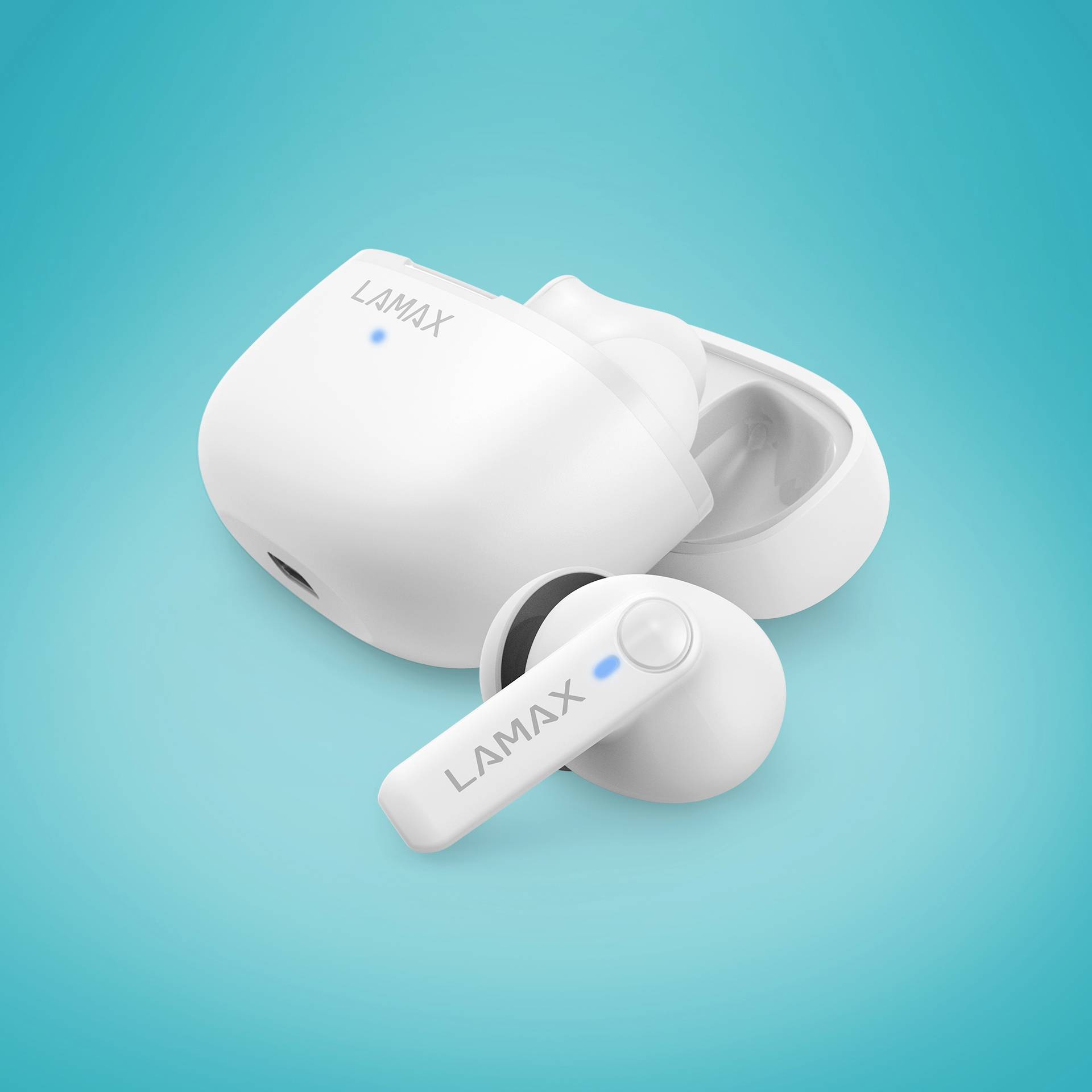 Auricolari wireless bianchi in un custodia di ricarica su uno sfondo blu. Il nome del marchio 'LAMAX' è visibile sugli auricolari.