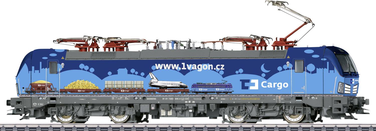 Una locomotiva blu-grigia con la scritta 'www.1vagon.cz' e 'Cargo'. Diversi veicoli e merci sono raffigurati sulla locomotiva.