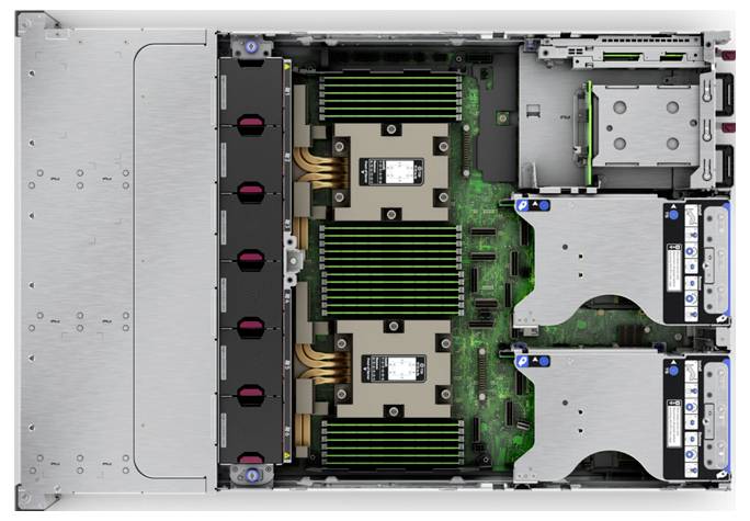 Veduta interna di un server con processori, slot RAM e componenti di raffreddamento. In alto sono visibili gli alloggiamenti per i ventilatori.