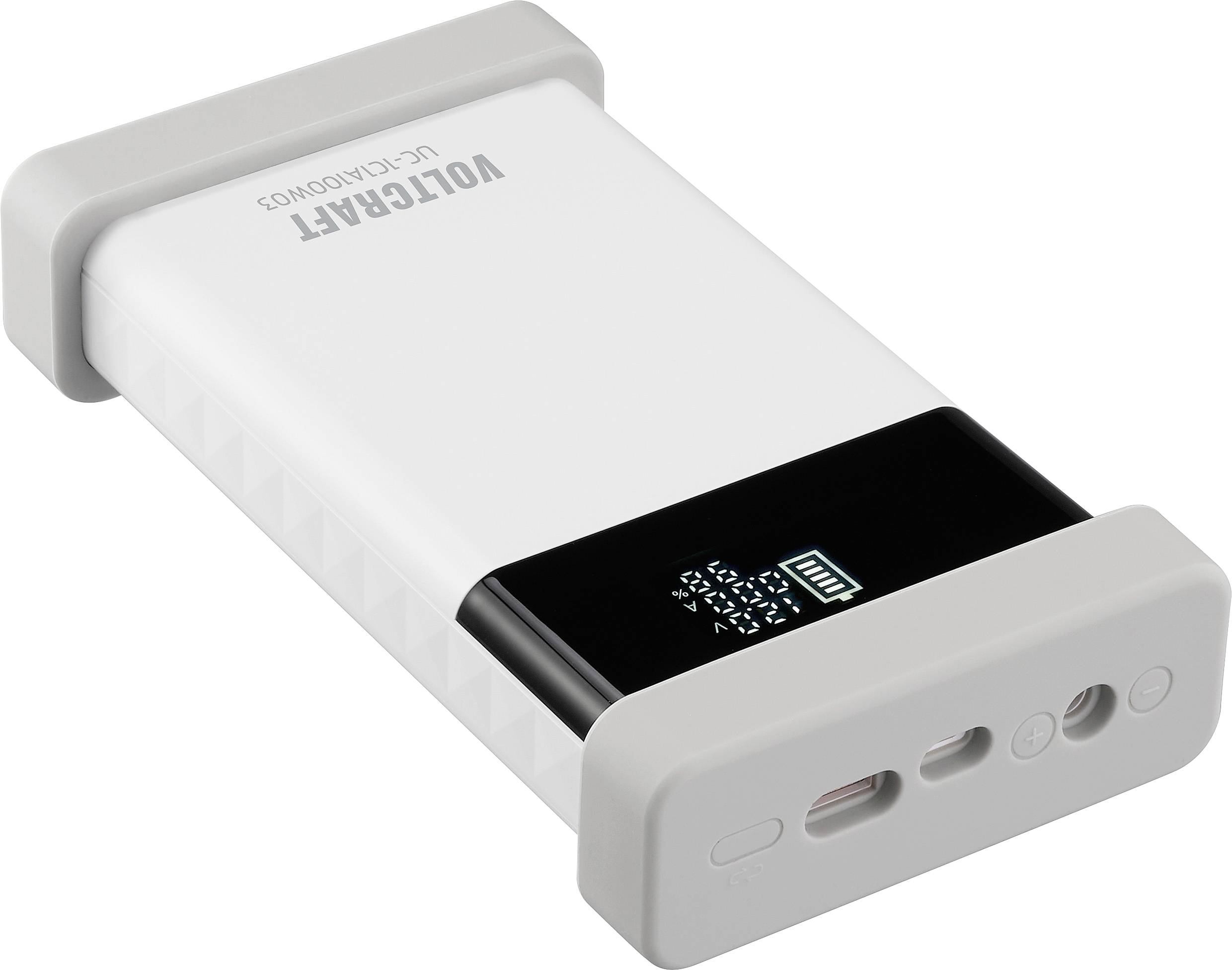 Un power bank bianco e nero portatile di marca 'VOLTCRAFT' con display digitale che mostra lo stato di carica. Dotato di porte USB.