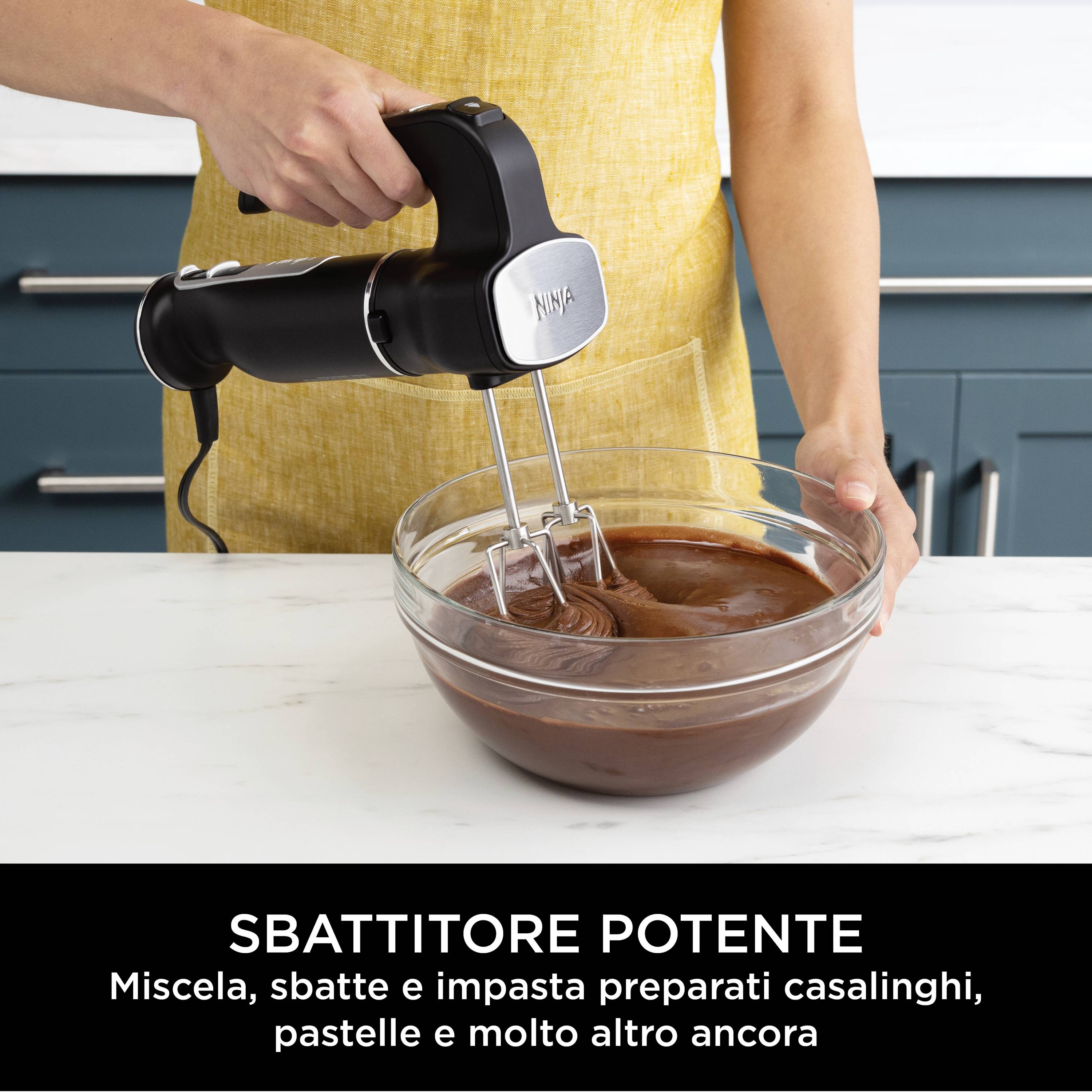 Una persona sta usando un mixer elettrico a mano per mescolare l'impasto al cioccolato in una ciotola. Il testo descrive la potenza del mixer.