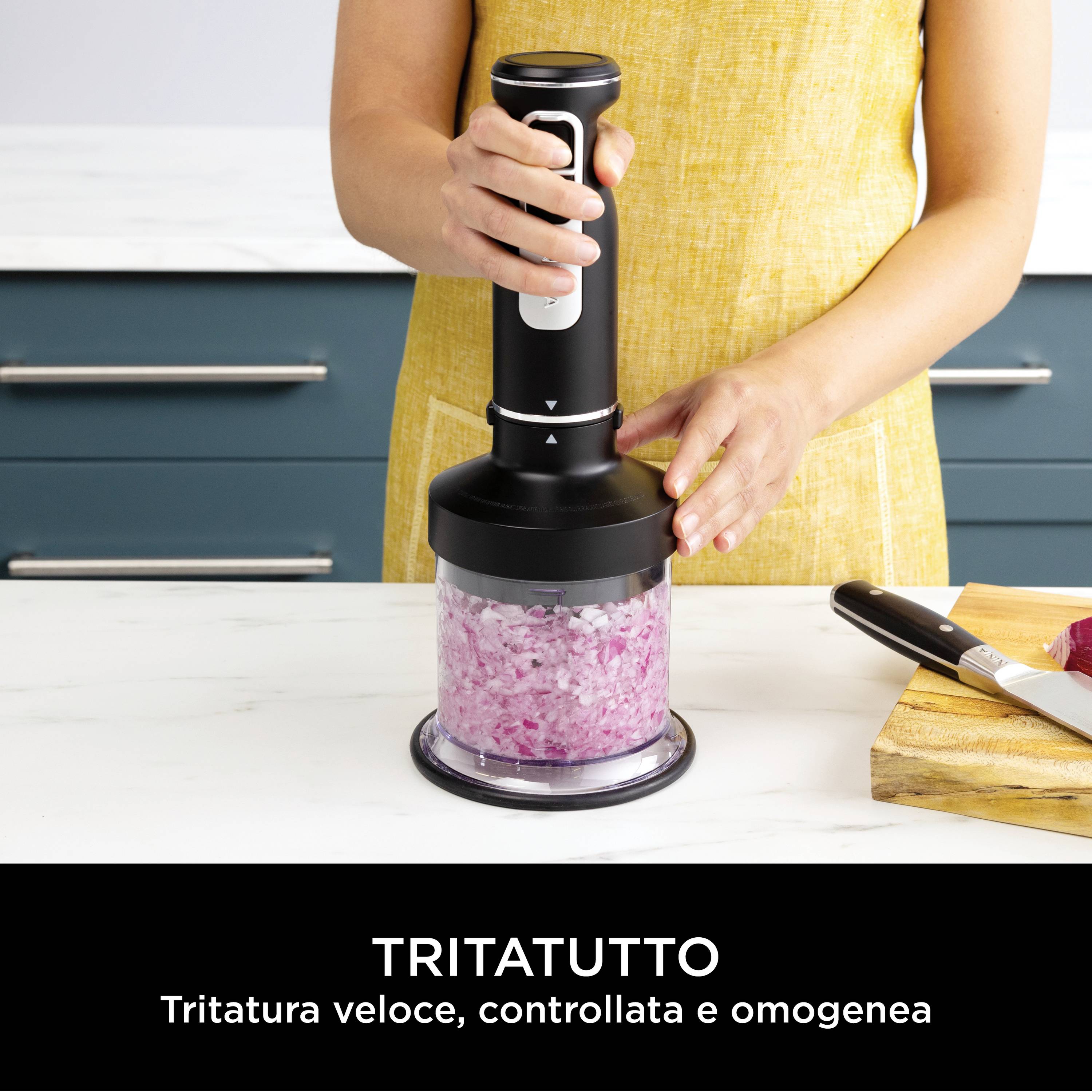 Una persona sta utilizzando un tritacarne elettrico per tritare cipolle rosse. Il testo in basso recita: 'Tritatutto: tritatura rapida, controllata e uniforme'.