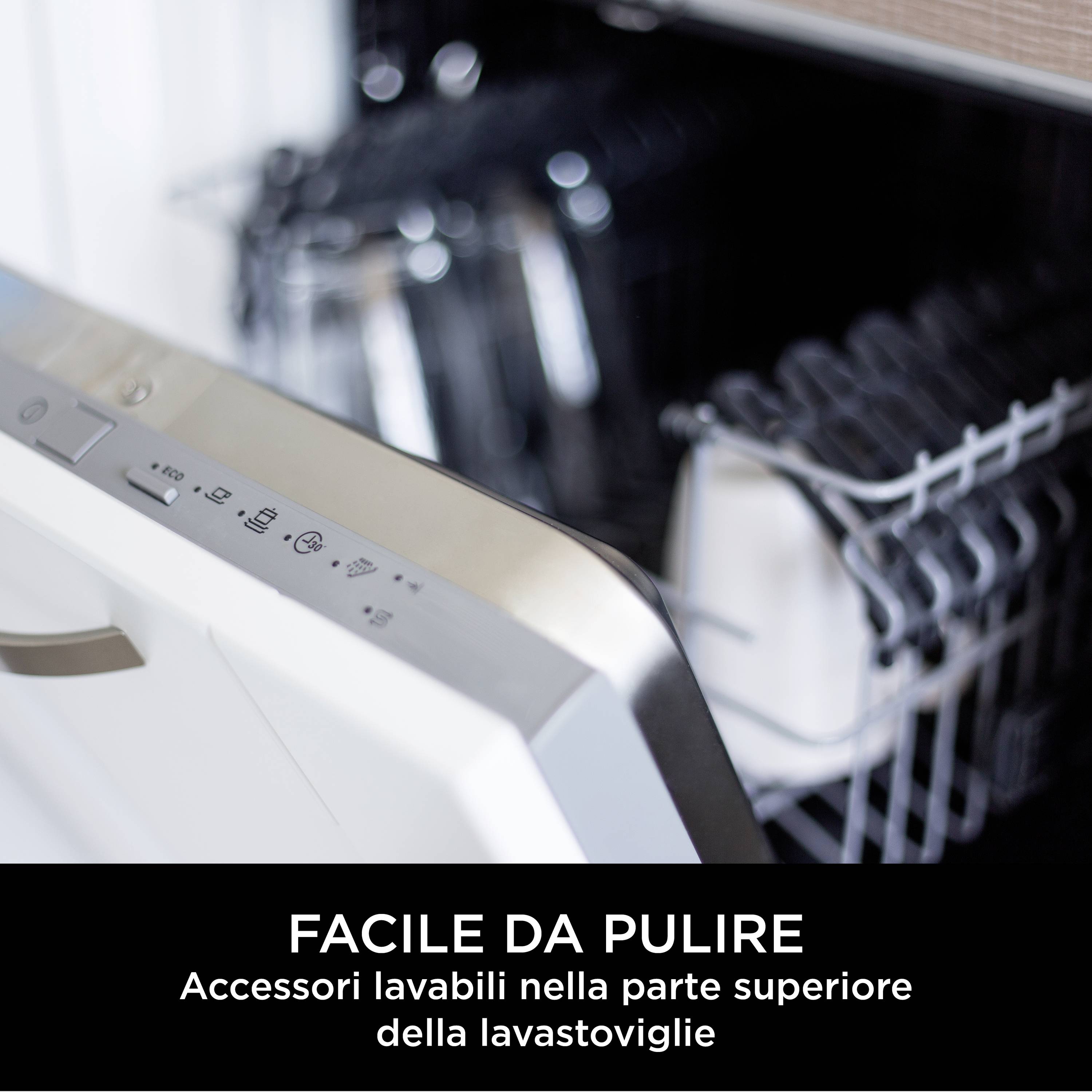 Lavastoviglie aperta con cestello superiore, tasti simbolici sulla porta. Testo in basso: 'FACILE DA PULIRE'.