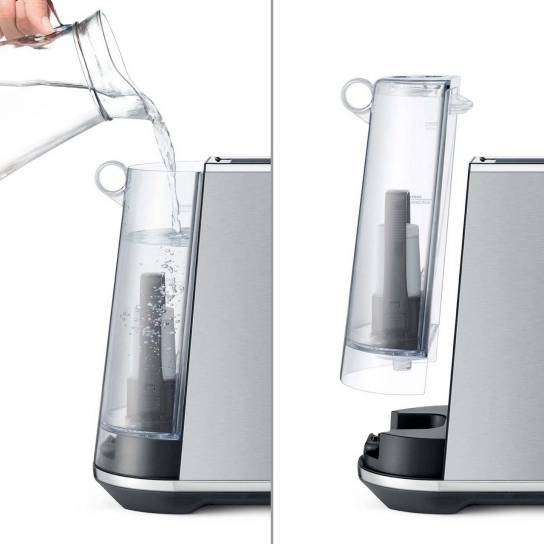 Una macchina per espresso con un serbatoio dell'acqua rimovibile viene mostrata. A sinistra viene versata l'acqua, a destra è raffigurato il serbatoio rimosso.