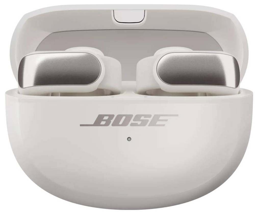 Una scatola di ricarica bianca per cuffie Bose con due auricolari al suo interno, leggermente aperta. Il logo aziendale è visibile all'esterno.