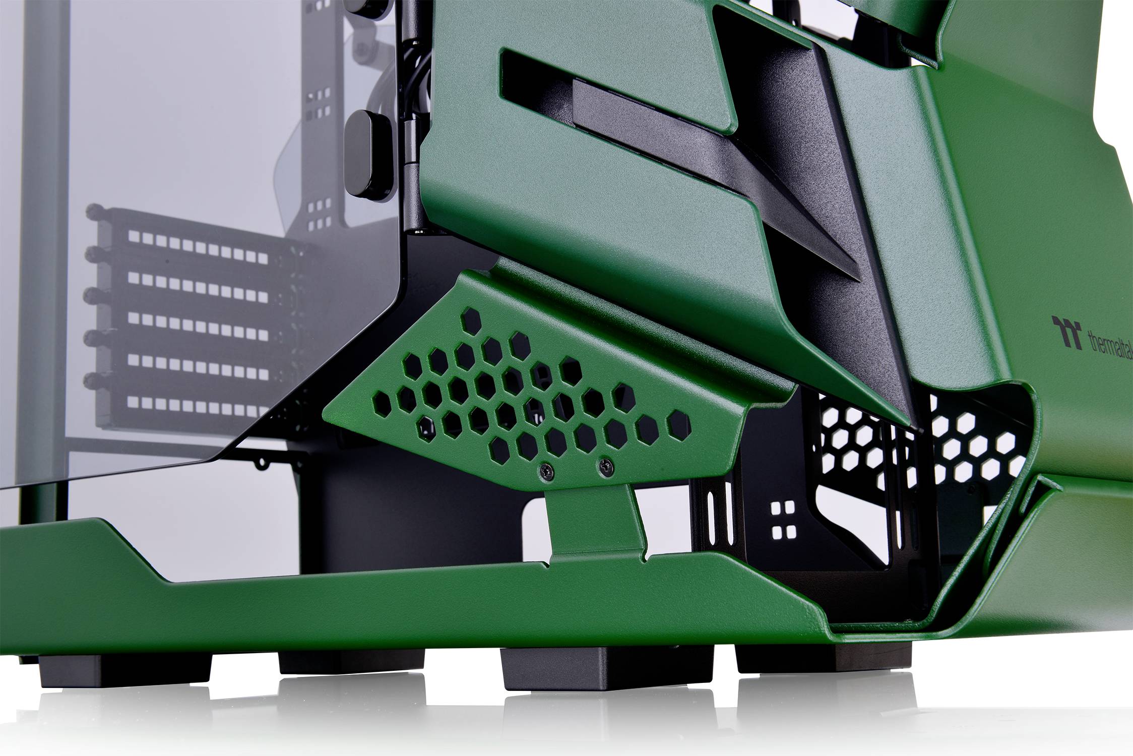Un case per PC verde con design futuristico e griglia di aerazione esagonale sul lato.
