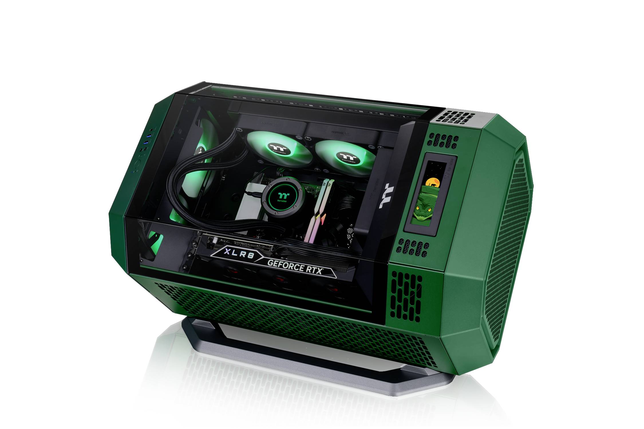 Un PC da gaming verde con un case trasparente mostra i componenti interni, inclusa la scheda grafica e il sistema di raffreddamento.