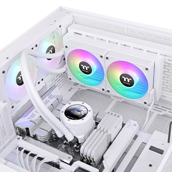 Un computer aperto con un case bianco, tre ventole illuminate e un sistema di raffreddamento elaborato sulla scheda madre.