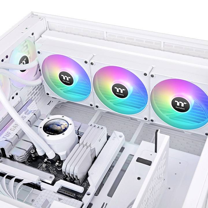 Un computer aperto con componenti bianchi e tre ventole con luci arcobaleno che supportano la dissipazione del calore.