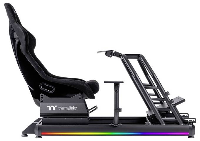 Cockpit di simulazione di guida con sedile nero e supporto regolabile per pedali e volante. Base illuminata con LED RGB.