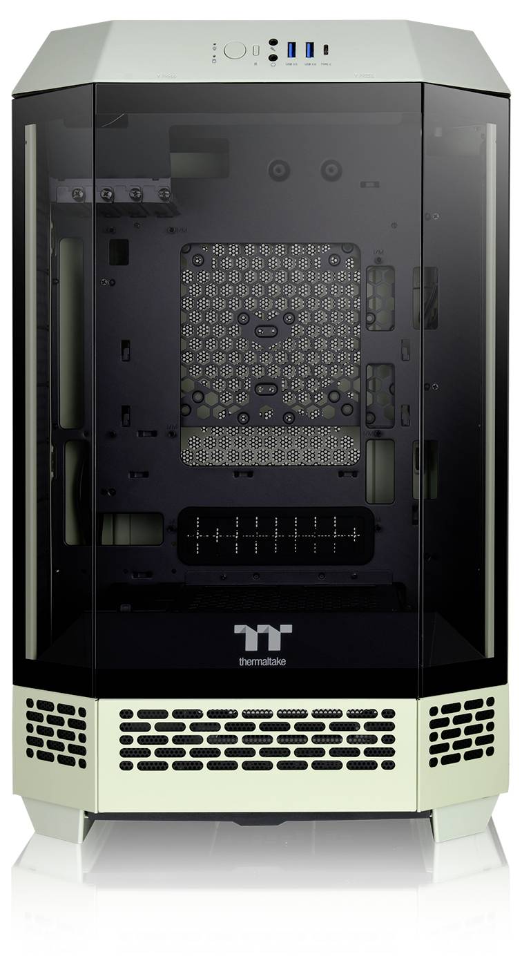Un case per computer con parte frontale e laterali in vetro, interno nero e griglie di ventilazione nella parte inferiore. Il logo del marchio è visibile.