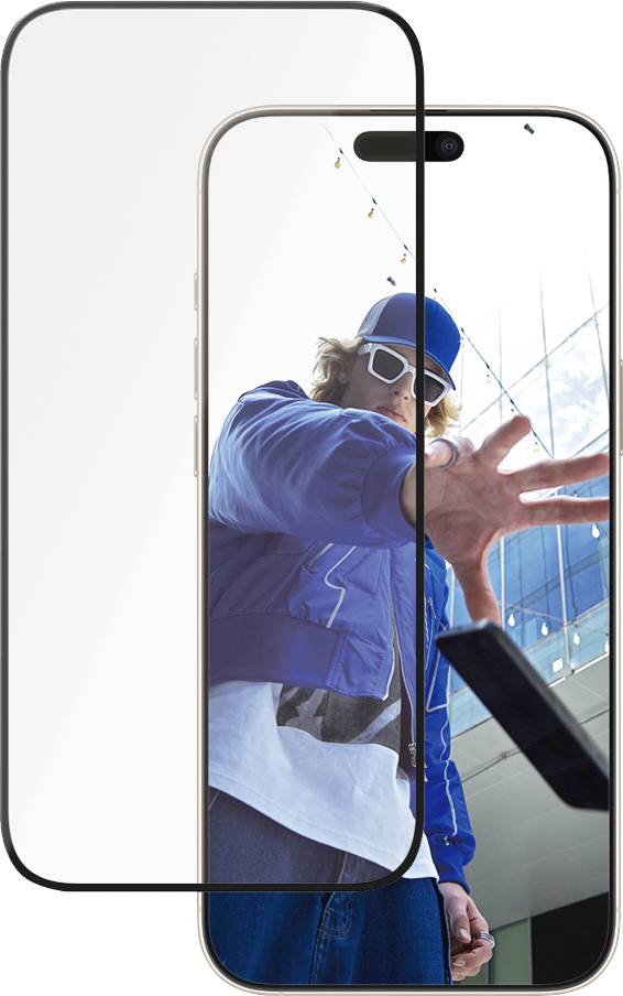Una persona con giacca blu e occhiali lancia un telefono in aria. In primo piano un cornice, probabilmente lo schermo di un telefono.