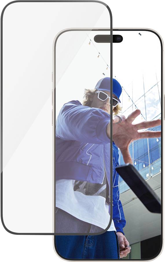Un smartphone con una protezione per lo schermo, sullo sfondo una persona con una giacca blu e un cappello che lancia un oggetto verso la fotocamera.