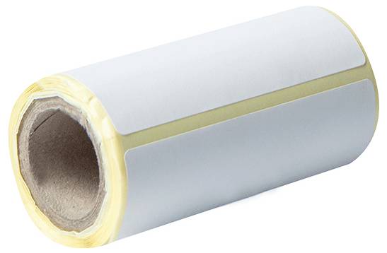 Rotolo di etichette adesive bianche su un'anima di cartone, utilizzato per scopi di etichettatura. Le etichette sono disposte in un'unica colonna.