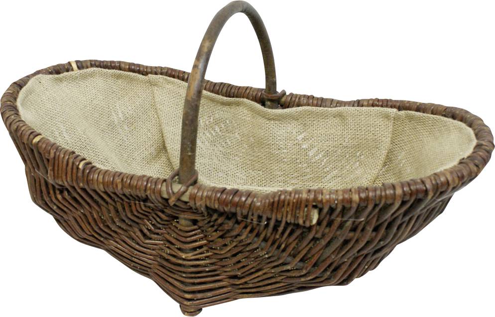 Un cestino ovale vuoto in vimini con manico. Il cestino ha un inserto in tessuto color marrone chiaro ed è adatto a trasportare oggetti.