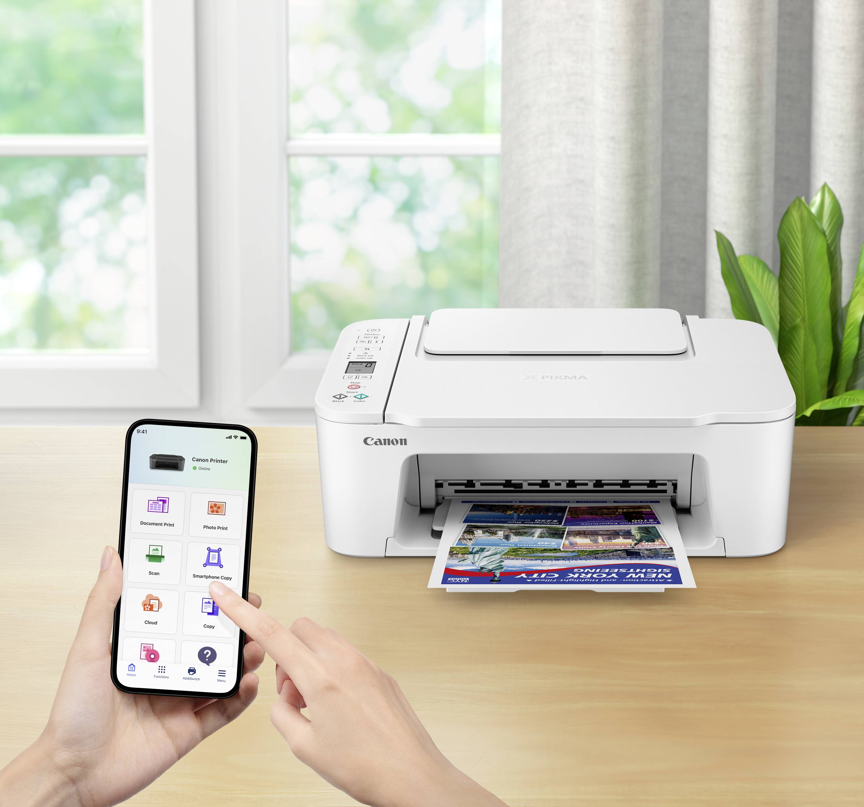 Una persona sta azionando una stampante Canon tramite un'app sul proprio smartphone. Un documento colorato viene stampato.
