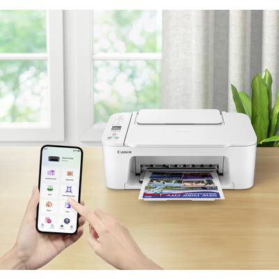 Una persona sta azionando una stampante Canon tramite un'app sul proprio smartphone. Un documento colorato viene stampato.