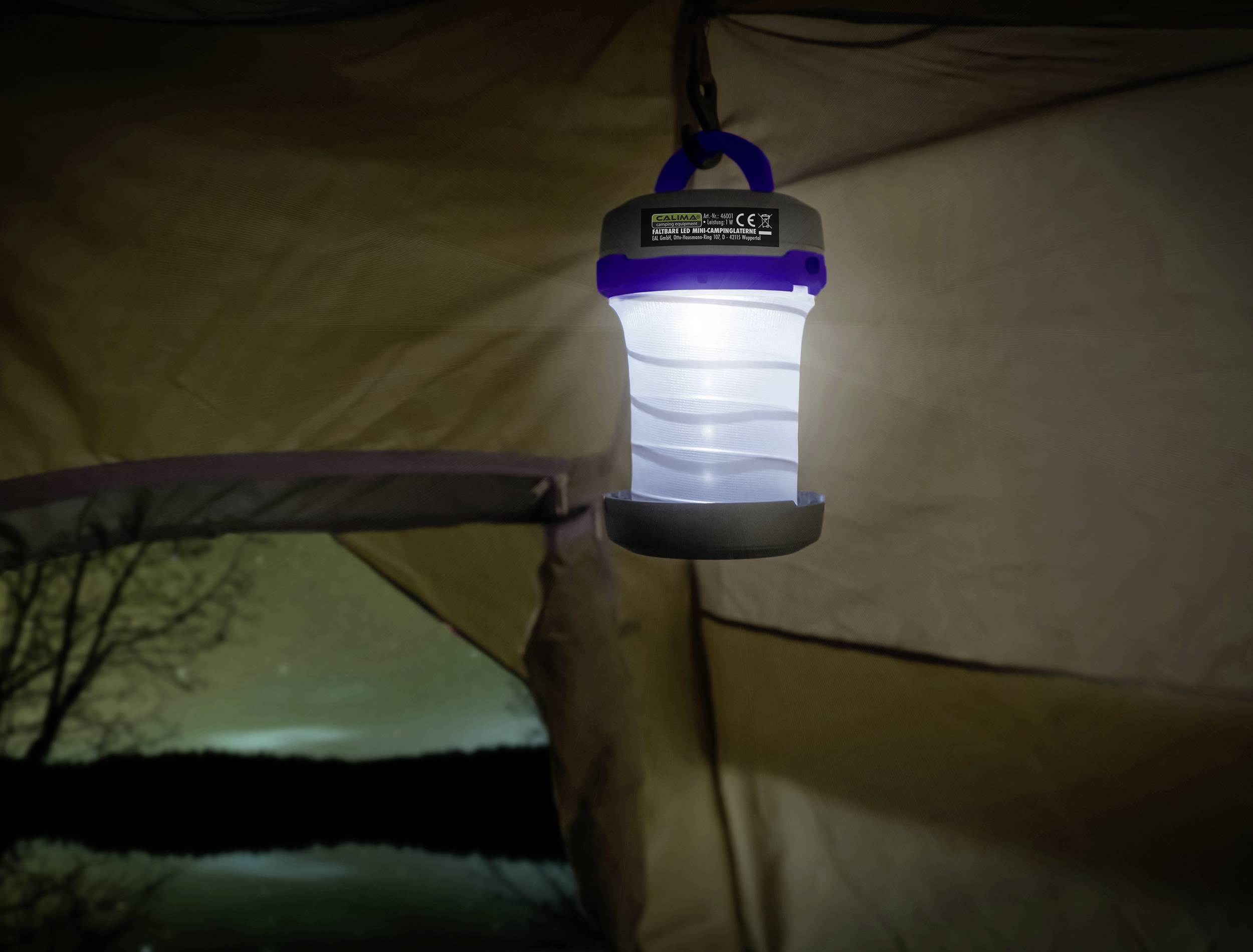 Una lanterna da campeggio luminosa è appesa dentro la tenda, illuminando l'ambiente circostante. Fuori, un cielo scuro è visibile con acqua scintillante.