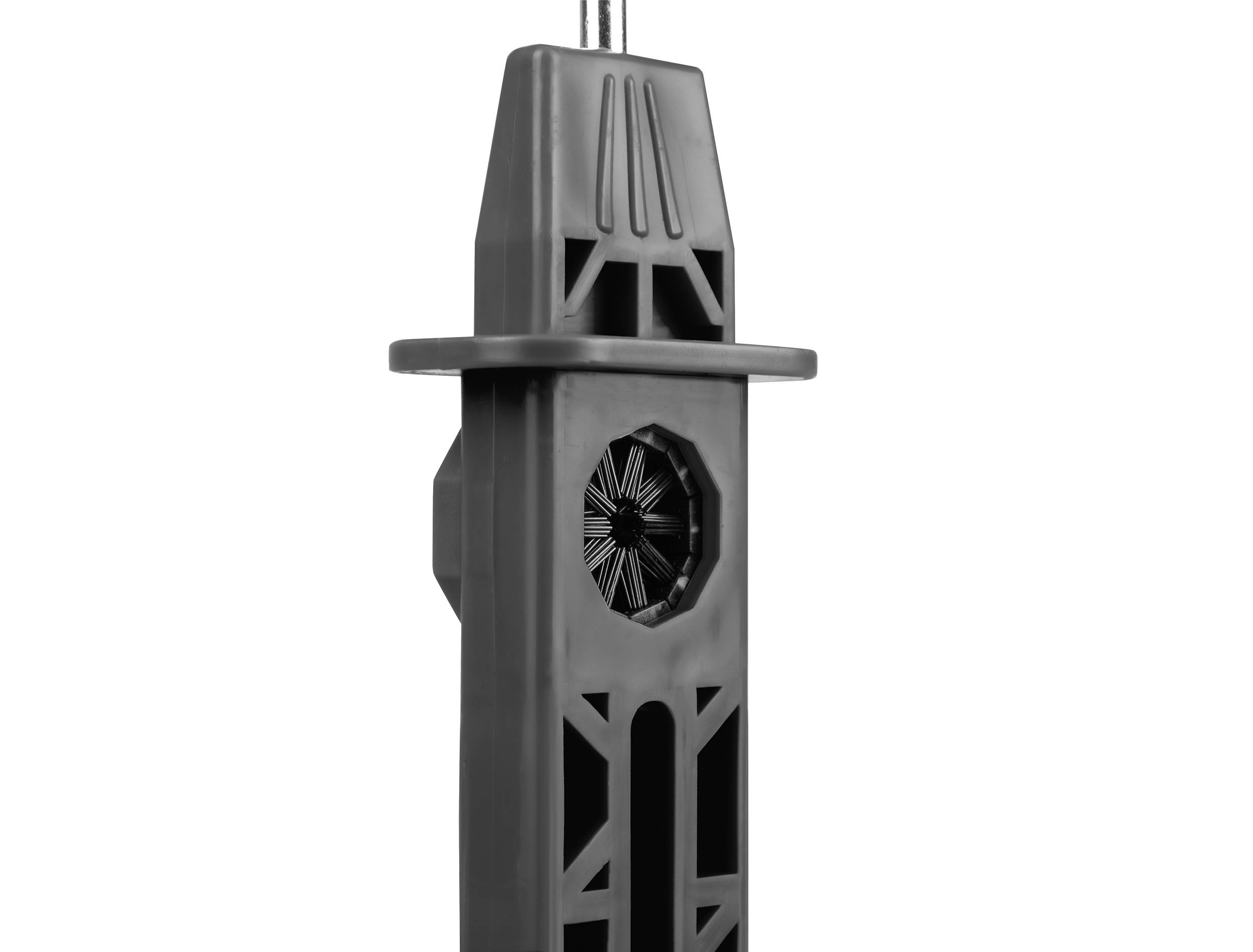 Un pezzo nero in plastica verticale con design complesso, probabilmente un componente o un involucro, su sfondo bianco.