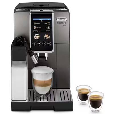 Macchina da caffè con montalatte integrato. Il display mostra la selezione di specialità caffè. Due tazzine da espresso posizionate accanto.