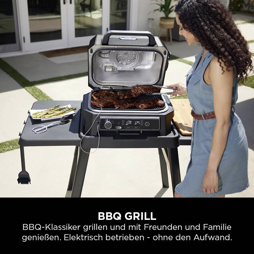 Donna sta grigliando bistecche su un barbecue elettrico in giardino. Testo sull'immagine: 'BBQ Grill'. Griglia rilassata senza fatica.