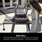 Donna sta grigliando bistecche su un barbecue elettrico in giardino. Testo sull'immagine: 'BBQ Grill'. Griglia rilassata senza fatica.