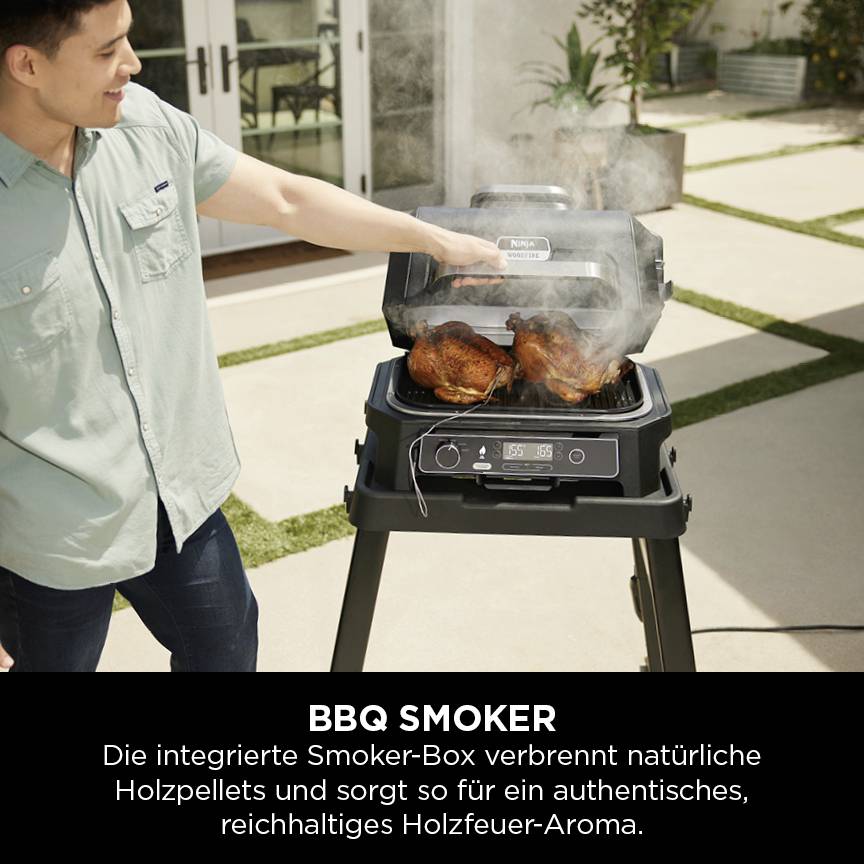 Barbecue con fumatore integrato sul patio. Due polli sulla griglia, un uomo in camicia in piedi accanto. Testo: 'BBQ Smoker'.