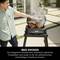 Barbecue con fumatore integrato sul patio. Due polli sulla griglia, un uomo in camicia in piedi accanto. Testo: 'BBQ Smoker'.