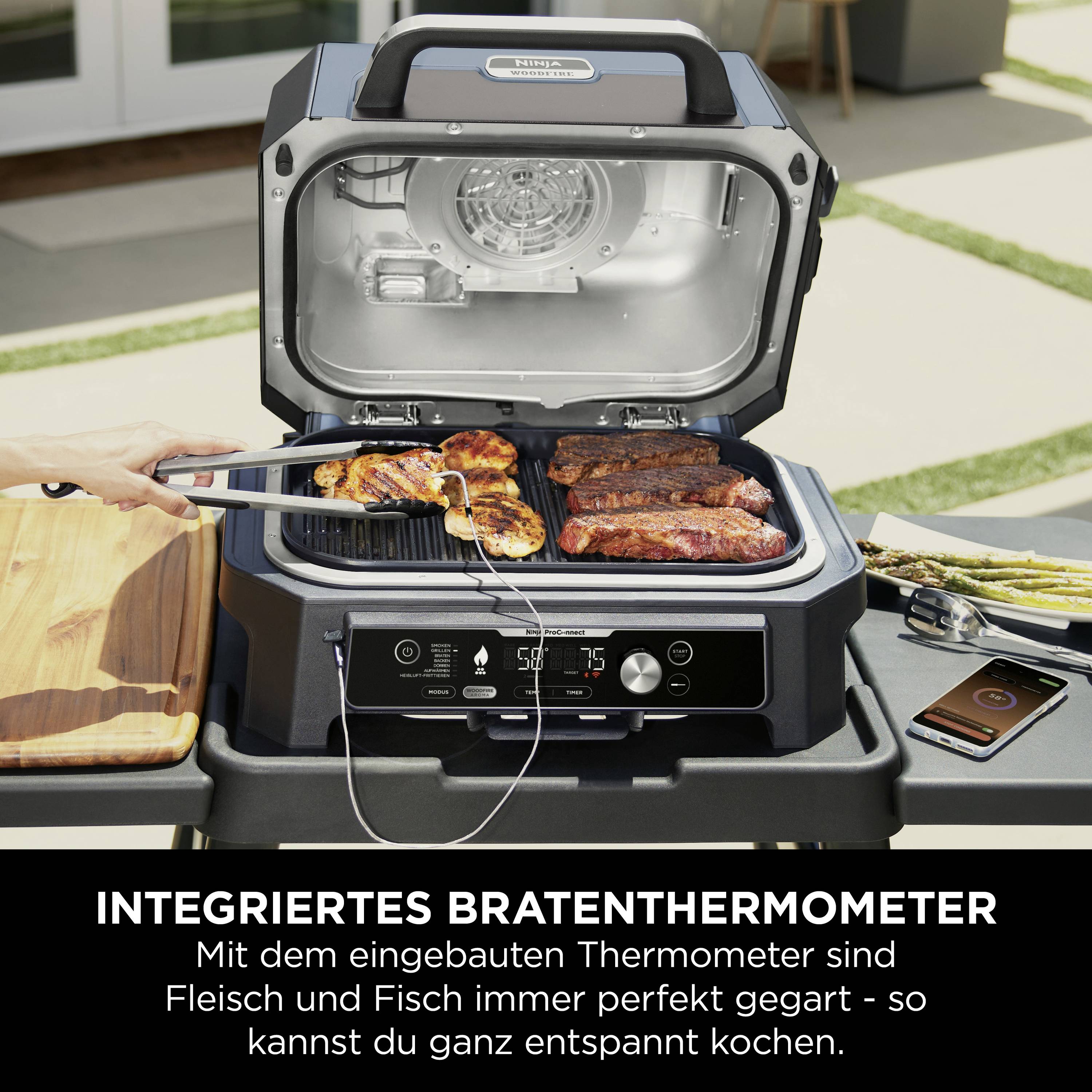 Una persona sta grigliando carne e verdure su un barbecue elettrico con coperchio. Un display mostra i dati di temperatura per consentire una cottura precisa.