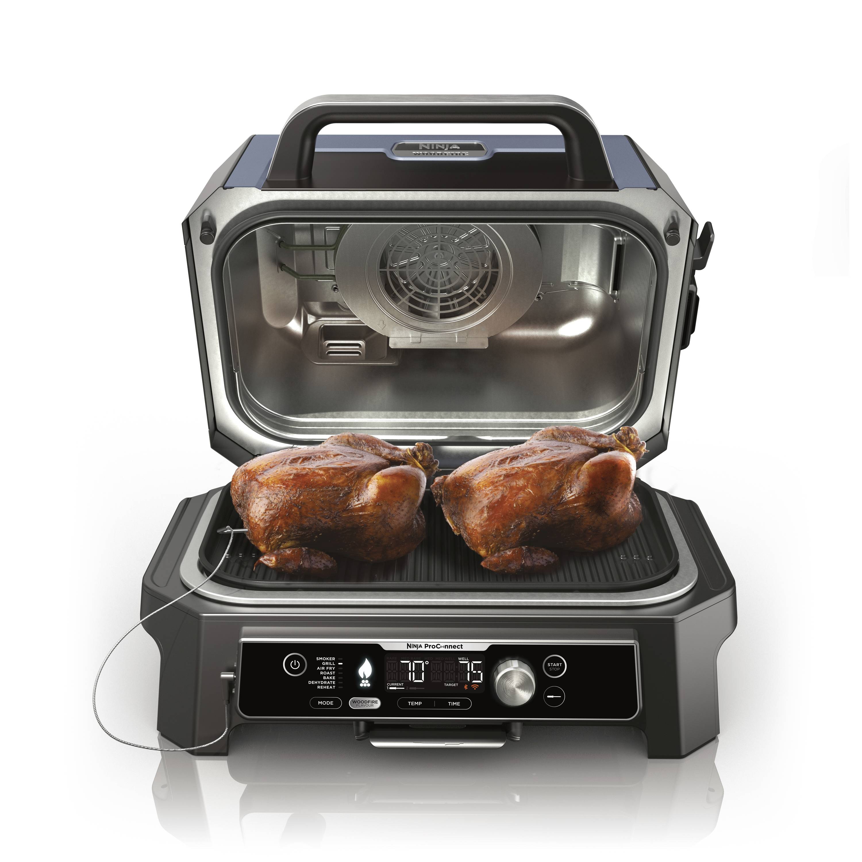 Un forno da tavolo moderno con coperchio aperto, due polli interi sulla griglia e un display digitale.