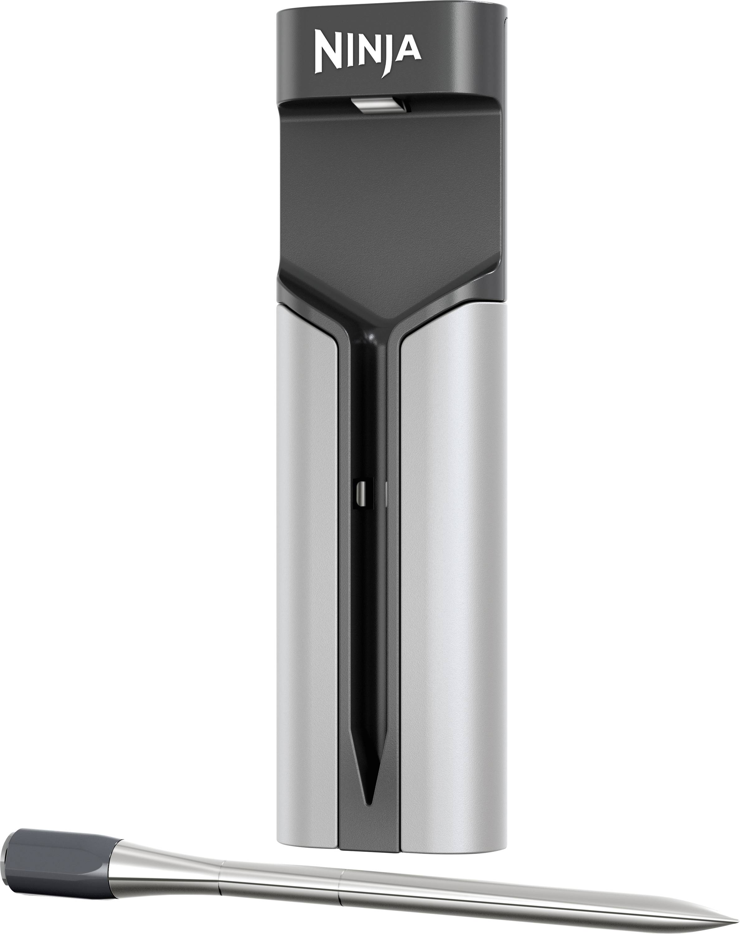 Un elettrodomestico da cucina argentato e nero con la scritta 'NINJA'; include un lungo, sottile accessorio rimovibile.