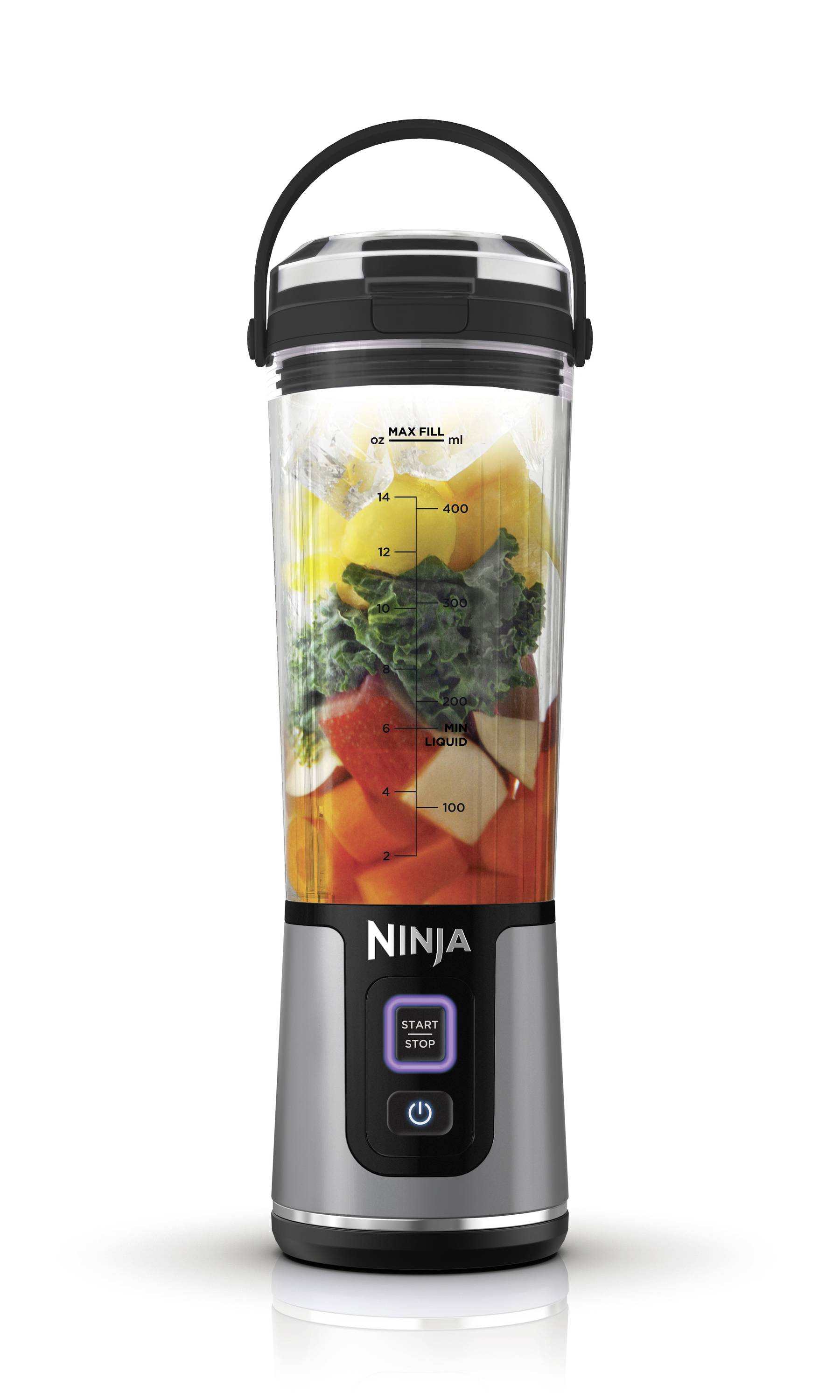 Frullatore portatile con vari frutti e verdure tagliati a pezzi, con indicatore del livello di riempimento sul contenitore.