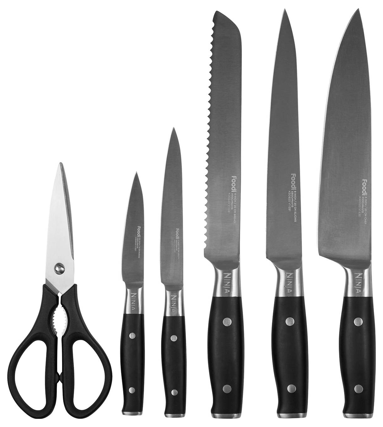 Un set di cinque coltelli da cucina neri e un paio di forbici da cucina, tutti con lame in acciaio inossidabile, disposti uno accanto all'altro su uno sfondo bianco.