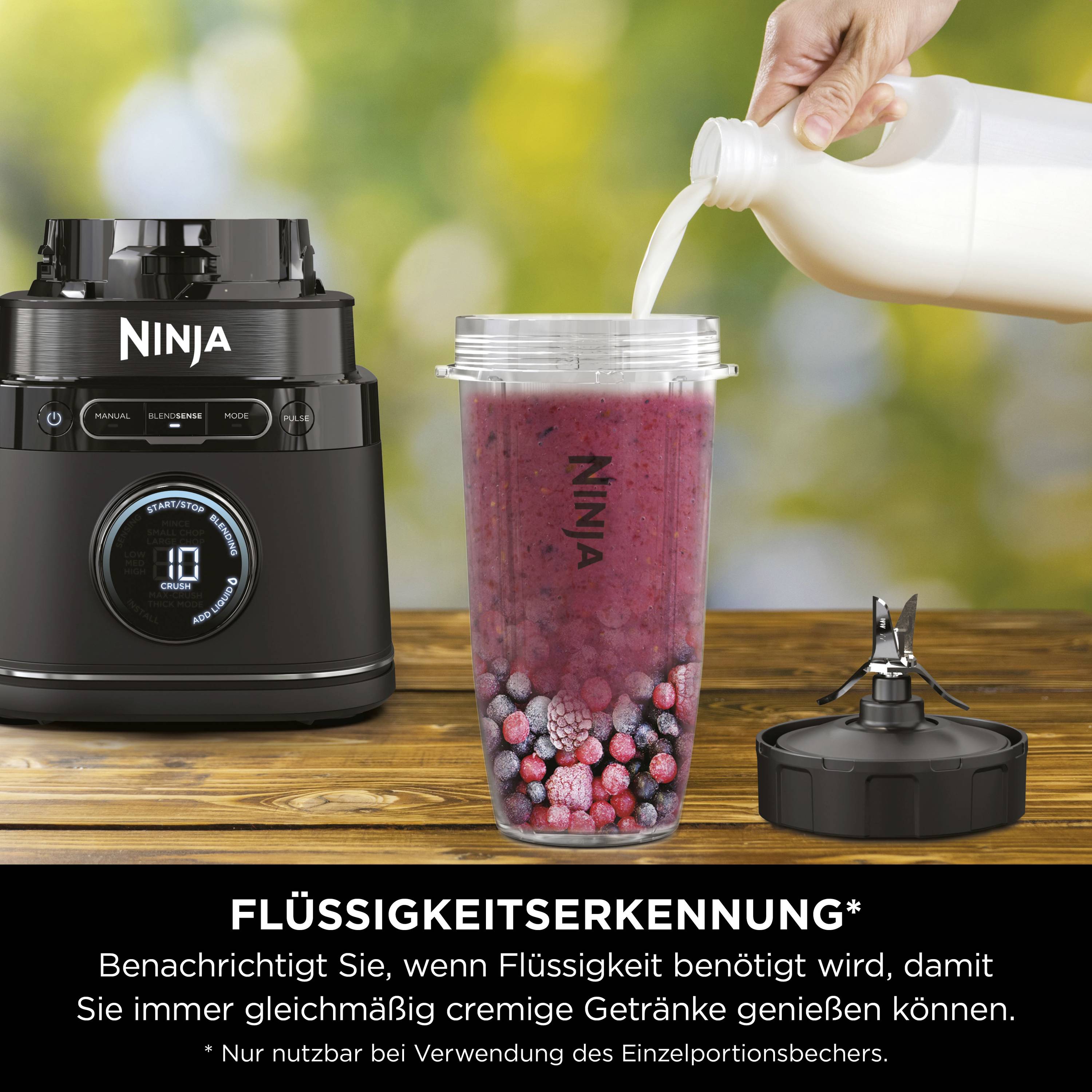 Un frullatore con una bottiglia contenente liquido rosso e bacche. Una mano versa del latte all'interno, testo: 'Rilevamento liquidi'.