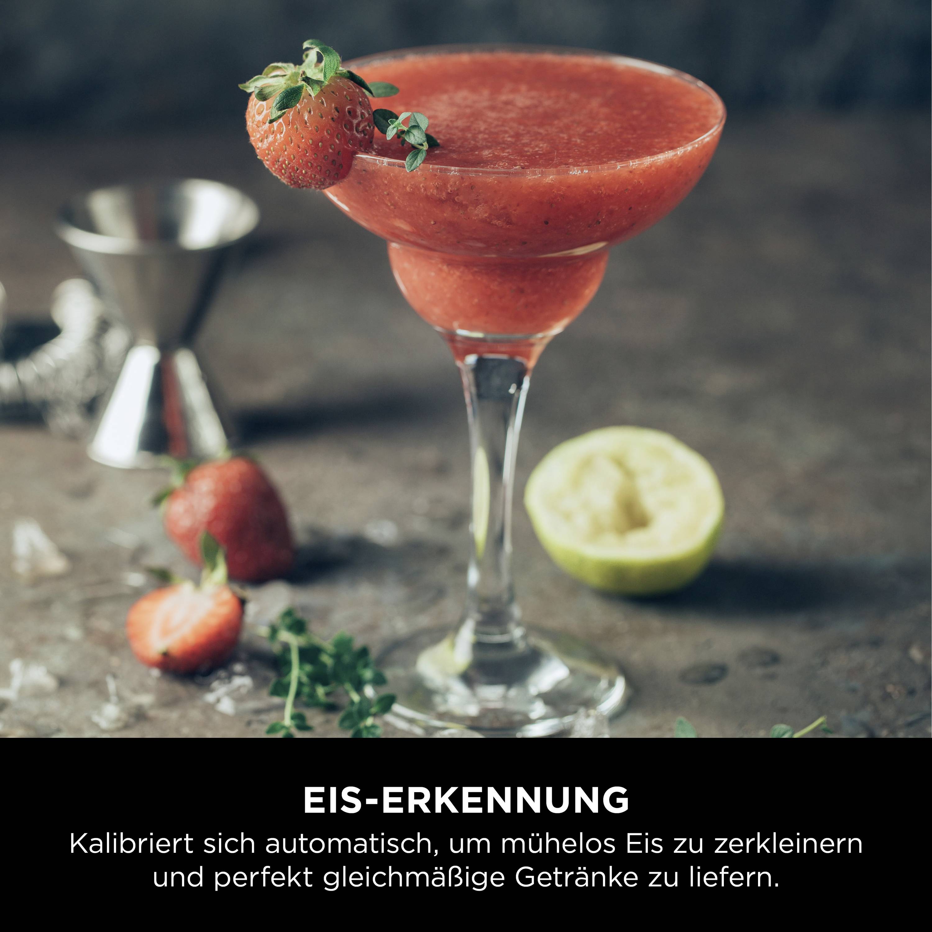 Un bicchiere da cocktail riempito con una bevanda rossa e una fragola come decorazione. Accanto, della frutta fresca è posizionata su un tavolo. Testo: 'Rilevamento del ghiaccio'.