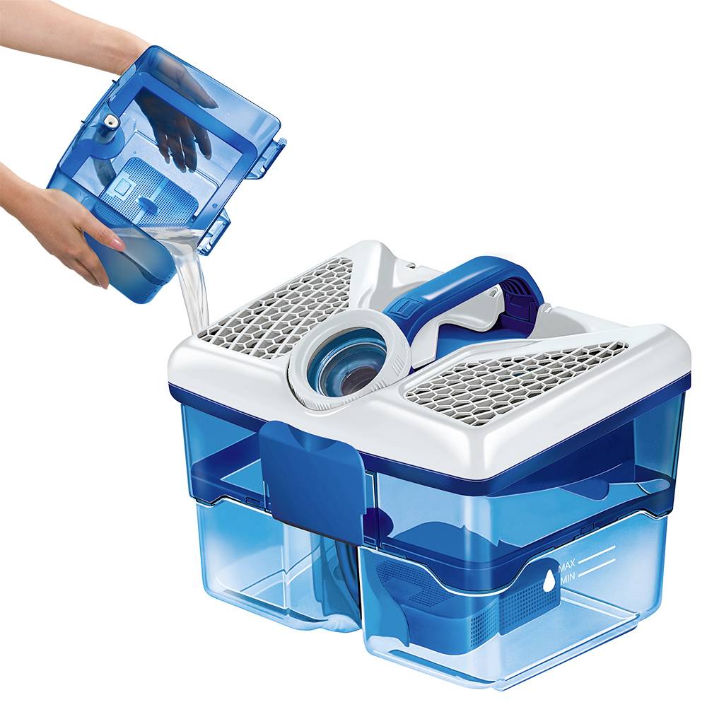 Una persona versa acqua in un contenitore blu per filtri con manico e coperchio a griglia, preparato prima dell'uso.